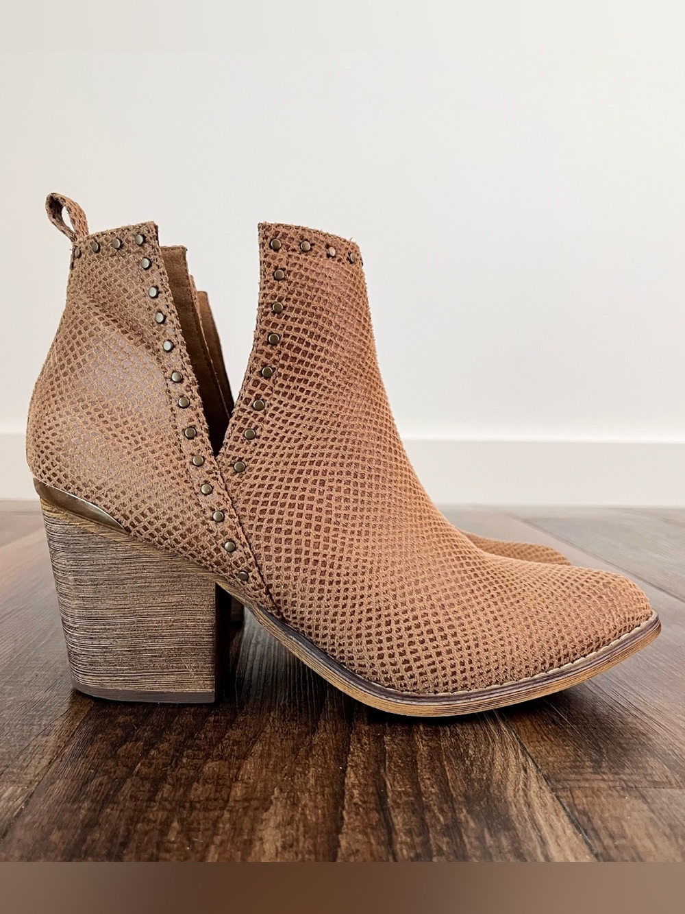 Jellypop Snip Toe Western Bootie Embossed Studded Side Cut Outs Size 8M Brown